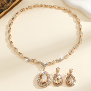 Nuevo Conjunto de Collar y Pendientes de Aleación de Zinc con Incrustaciones de Diamantes de Imitación Blancos y Gota de Agua Grande para Mujer - Product Image 3