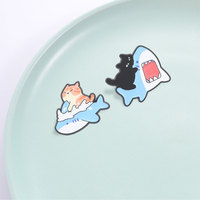 Broche en émail chat mignon montant sur requin, motif dessin animé océanique, pour décoration de sac à dos