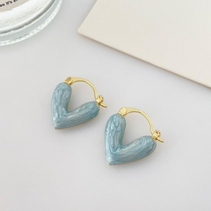 Pendientes de Aro con Forma de Corazón Color Durazno Chapados en Oro para Mujer, 3 Pares de Pendientes de Aro con Diseño de Espada Punk para Regalos y Fiestas - Product Image 1