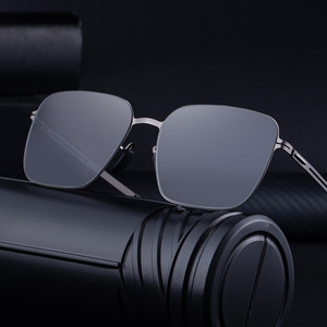 Lunettes de soleil polarisées à monture carrée Hl-8610 pour hommes, monture en plastique noir et métal, verres TAC, protection UV400, utilisation en extérieur - Product Image 2