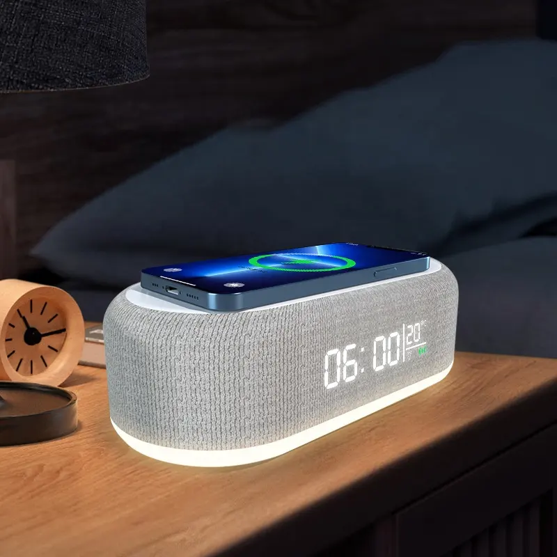 2024 miglior regalo promozionale da tavolo orologio digitale orologio da tavolo wireless caricabatterie per telefono 15W QI wireless ricarica in legno sveglia a LED