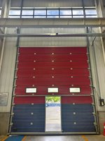 Portes sectionnelles en acier industrielles modernes avec fenêtres, design coupe-vent, surface finie pour usines et entrepôts