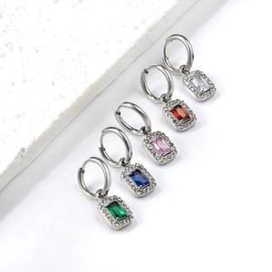 ต่างหูห่วงสแตนเลสชุบทอง 18K PVD กันน้ำ ป้องกันอาการแพ้ ประดับเพชรซิร์คอนหลากสี ขายส่งแบบห่วงกลม - Product Image 4