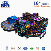 Structure de jeu commerciale intérieure pour enfants, type Cube City multi-niveaux, haute technologie, avec zone de jeu néon, prix usine attractif