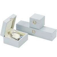 Boîtes à bagues de luxe en cuir PU Xinxing Square avec logo gravé et fermeture à bouton pression pour emballage de bijoux personnalisé