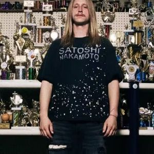 สตรีทแวร์ลายสาดหมึกคลาสสิกพิมพ์ลายตัวอักษรย้อนยุค SATOSHI NAKAMOTO เสื้อยืดแขนสั้นสำหรับผู้ชายและผู้หญิง - Product Image 4