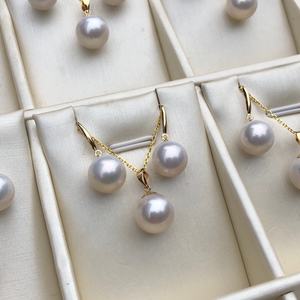 Chaîne polyvalente en or 18 carats et argent avec 10-11 crochets d'oreille, pendentif rond impeccable de 9-10 mm, boucles d'oreilles en perles naturelles pour les navetteurs - Product Image 2