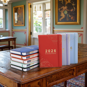 สมุดแพลนเนอร์รายวันปี <span class=keywords><strong>2026</strong></span> ปกแข็งหุ้มหนัง PU ลายฟอยล์ทองหรูหรา พิมพ์ลายตามสั่ง สมุดบันทึกสร้างแรงบันดาลใจ ของขวัญสำหรับใช้ในโรงเรียนและที่บ้าน - Product Image 1