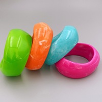 HL Factory propose un bracelet circulaire en résine acrylique dynamique, multicolore, effet gelée, pour la mode estivale unisexe