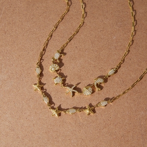 Collana con ciondoli nautici J&<span class=keywords><strong>D</strong></span> Jewelry in acciaio inossidabile placcato oro 18K, con strass, granchio, stella marina, delfino, gioielli a tema vita marina per resort - Product Image 4