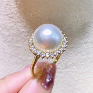 แหวนเงินแท้ S925 ฝังพลอยสีขาวออสเตรเลีย ขนาด 12-13 มม. น้ำทะเลธรรมชาติ  งานฝังแบบกรงเล็บ  แทบไร้ตำหนิ  พร้อมกล่องของขวัญและใบรับรอง - Product Image 3