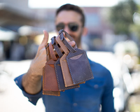 Étiquette de bagage personnalisée en cuir véritable fait main avec sangle, idéale pour les cadeaux de mariage, les souvenirs de voyage et les accessoires de bagage, personnalisable avec votre logo.