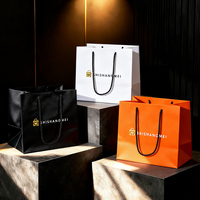 Cadenas et Cœur : l'emblème doré en forme de cadenas sur sac noir grain de lin, porte-bijoux de luxe à lettres métalliques pour boutique de bijoux