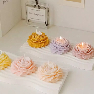 Bougie parfumée artisanale de luxe sur mesure, à la cire aromatique naturelle, parfum de pivoine, pour les occasions de Noël et de Thanksgiving - Product Image 1