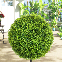 Vente en gros de boules topiaires réalistes d'herbe verte en plastique pour la décoration de la maison et du jardin
