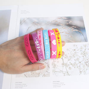 Bracelet en silicone imprimé à motif coloré Cadeau de la Saint-Valentin avec impression de texte - Product Image 1