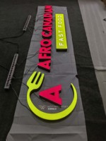 Enseigne lumineuse LED UV multicolore en acier inoxydable avec lettres et boîte à lumière personnalisée pour restaurants et hôtels