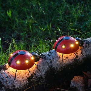 Adorno de Mariquita, 1 Pieza, IP44 Impermeable, Realista, de Metal, para Colgar al Aire Libre, con Luz Solar, Decoración para Patio Trasero o Entrada - Product Image 1