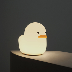 Lámpara de noche de silicona con protección ocular para niños, luz para dormir de pato Dorky - Product Image 1