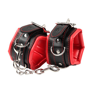 Menottes en cuir noir avec surpiqûres rouges et chaîne pour usage bondage adulte - Product Image 4
