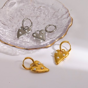 ต่างหูจี้รูปหัวใจ Landy Pearl ไม่ลอกสี ชุบทอง 18k สำหรับงานปาร์ตี้ - Product Image 1