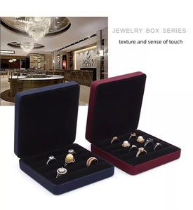 Custodia Premium in Pelle per Anelli in 4 Colori: Scegli tra Stile Quadrato o Rettangolare con Scomparti in Velluto per Conservare Più Anelli. - Product Image 6