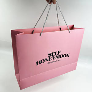 Sacs shopping en papier rose personnalisés avec impression noire - Emballage de luxe pour les marques de vêtements et de beauté - Product Image 4