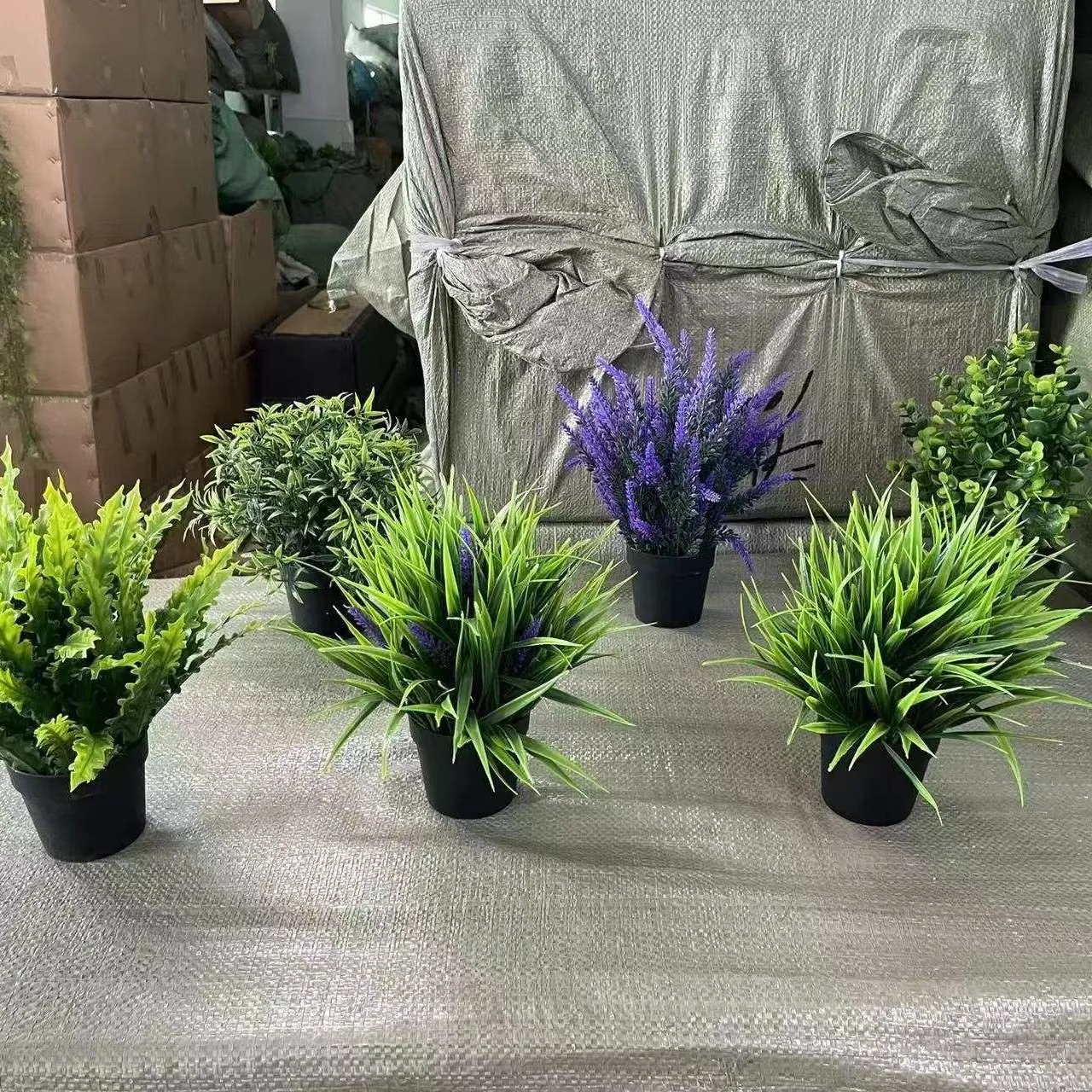 جديد الأكثر مبيعًا لديكور المنزل نباتات صناعية بوعاء بلاستيكية