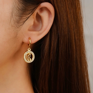LT- <span class=keywords><strong>MS</strong></span>-668 Boucles <span class=keywords><strong>d</strong></span>'oreilles pendantes à la mode Cerceaux ronds polyvalents en acier inoxydable Plaqué 18K Bijoux simples pour femmes Vente en gros - Product Image 4