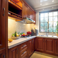 Cuisine moderne minimaliste avec îlot en bois et armoire de rangement sur mesure