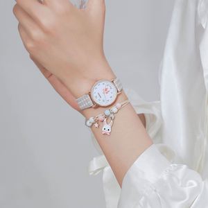 Reloj de Moda para Mujer, Caja Redonda de Aleación, Resistente al Agua 3BAR, Cierre Oculto con Botón, Movimiento Digital XSVO, Diseño con Cuentas de Conejito - Product Image 5