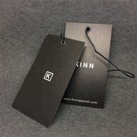 Étiquettes suspendues personnalisées en papier/PVC/cuir avec logo doré à chaud, épaisseur 300-1000 g/m², perforation 4 mm, étiquette blanche pour vêtements