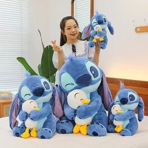 Peluche Stitch mignonne, figurine de <span class=keywords><strong>dessin</strong></span> <span class=keywords><strong>animé</strong></span>, peluche Stitch, Stitch en peluche tenant un canard, vente en gros - Product Image 4