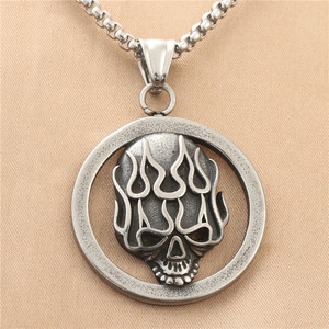 Collar de Hombre de Acero Inoxidable con Colgante de Calavera Flameada, Diseño Geométrico Retro 190144 - Product Image 1