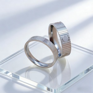 Vertikal gestreifter römischer Muster-Edelstahlring mit 18K Goldplattierung, Vintage Unisex-Schmuck, anlaufbeständig - Product Image 2