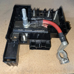 Caja de Fusibles del Motor Chevrolet Silverado 84354721, Componente Eléctrico Automotriz - Product Image 1