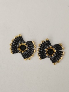 Boucles d'oreilles exquises et minimalistes plaquées or 18 carats, faites à la main, avec des perles de riz Miyuki, design circulaire, boucles d'oreilles à ailes - Product Image 2