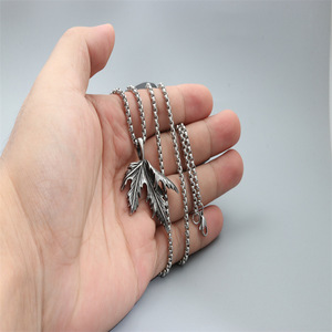 Collier pendentif feuille Yunnique en acier inoxydable argenté et noir, bijou unisexe, cadeau, forme végétale rétro, tendance et à la mode - Product Image 4