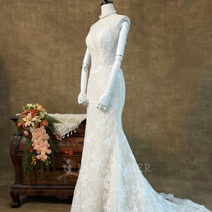 LY129 Robe de mariée sirène moderne avec appliques florales en cristal, broderies, col bateau, sans manches, motif en dentelle et traîne chapelle - Product Image 3