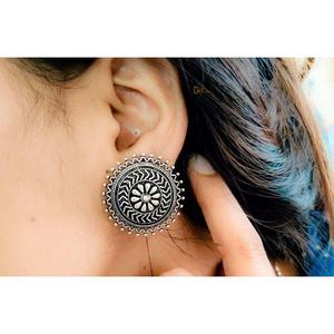 Pendientes de tuerca de diamantes de imitación con estilo de plata oxidada para ropa de fiesta informal producto a granel hecho a mano - Product Image 1