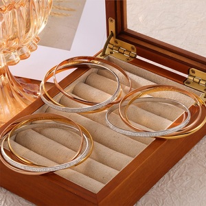 Brazalete <span class=keywords><strong>de</strong></span> acero inoxidable minimalista multicapa <span class=keywords><strong>de</strong></span> <span class=keywords><strong>tres</strong></span> colores, brazalete <span class=keywords><strong>de</strong></span> circonita cúbica completa <span class=keywords><strong>de</strong></span> oro rosa y plata - Product Image 3