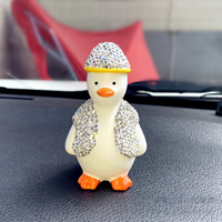 Ornement de voiture en céramique Canard Mignon avec Écharpe Rouge et Chapeau, Design Contemporain, Décoration Mobile pour Tableau de Bord, Artisanat en Résine de Luxe pour Salon