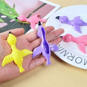 Lance-poulets Flamingo en TPR – Jouets amusants et extensibles pour le jeu, les fêtes, les cadeaux et les sacs surprises - Product Image 3