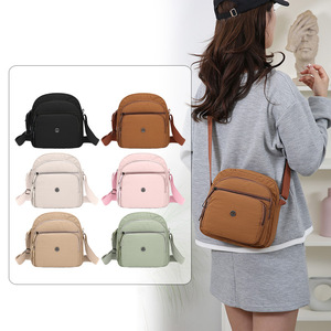 Sac bandoulière minimaliste pour femme Mason, carré horizontal, léger, en nylon, multi-couches, durable, pour les trajets quotidiens - Product Image 3