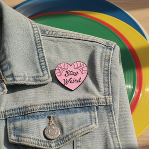 Sac à dos toile d'araignée style punk, croix émaillée, badge de prière tendance, texte 'Pink Love Stay Weird' imprimé en typographie, électroplaqué - Product Image 2