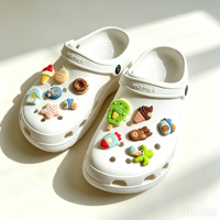 Breloques de chaussures mignonnes en forme d'étoile, de lune et de papillon arc-en-ciel pour sabots, vente en gros, personnalisables, en PVC souple dégradé avec décorations florales