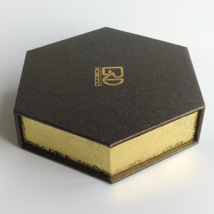 ROGOOD - Caja de Regalo Hexagonal de Lujo para Perfumes, con Cierre Magnético, Inserto de EVA Negro Personalizado, Papel Texturizado, P2123 - Product Image 3