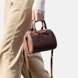 Sac Boston élégant et tendance en cuir de vachette, forme boule de bowling, tannage végétal, imperméable, avec fermeture éclair et doublure en polyester - Product Image 1