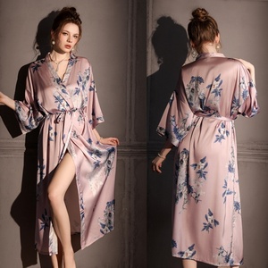Lumee Nouveaux pyjamas pour femmes, robe de style chinois à motif floral rose, robe de mariée personnalisable en satin. - Product Image 6