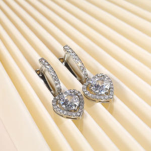 E1504 Orecchini in oro bianco con diamanti, taglio rotondo brillante, a forma di cuore, gioielli da sposa, stile romantico da donna - Product Image 6